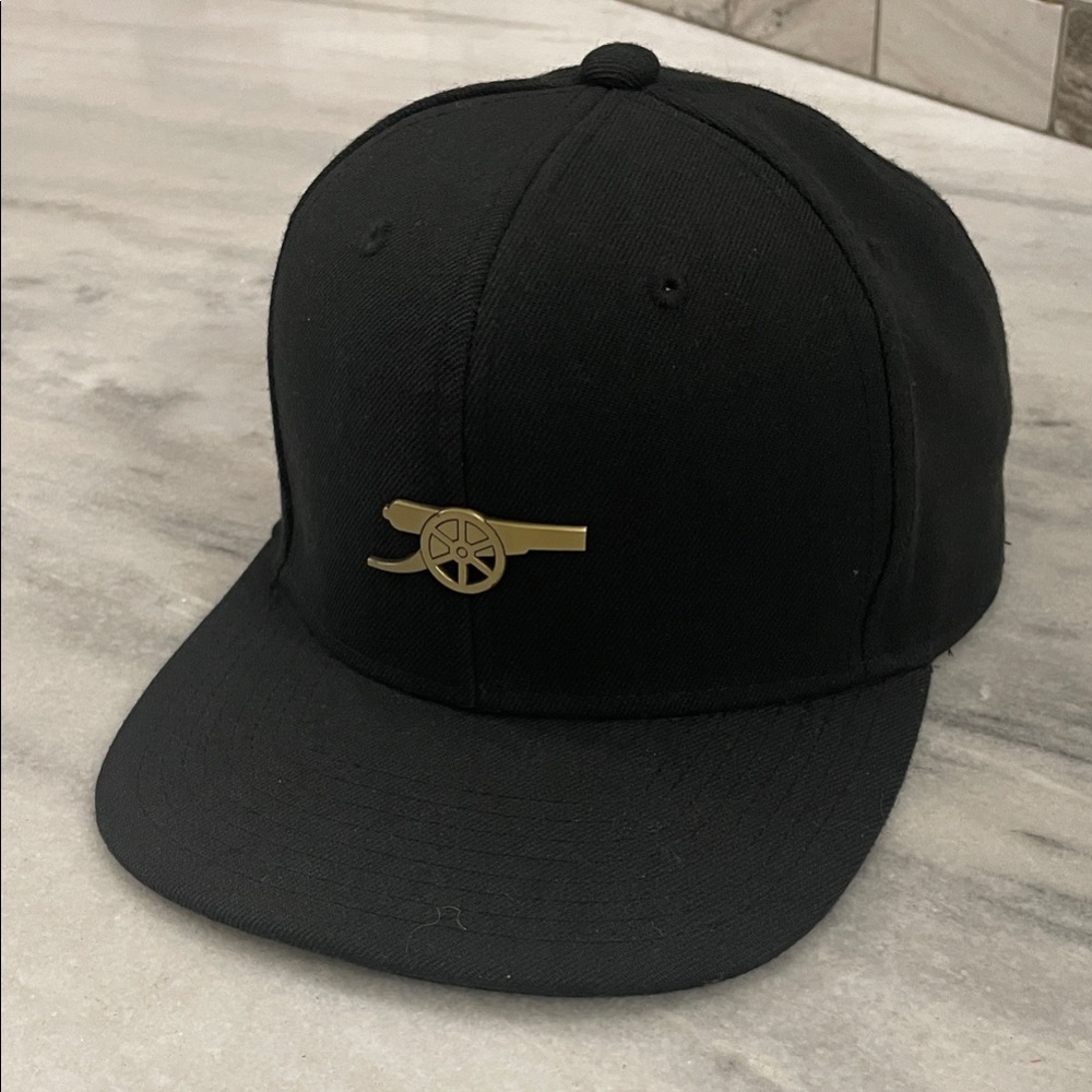 Arsenal Football Club Black Snapback Hat with Gold Cannon Pin. Gunners Hat Rare